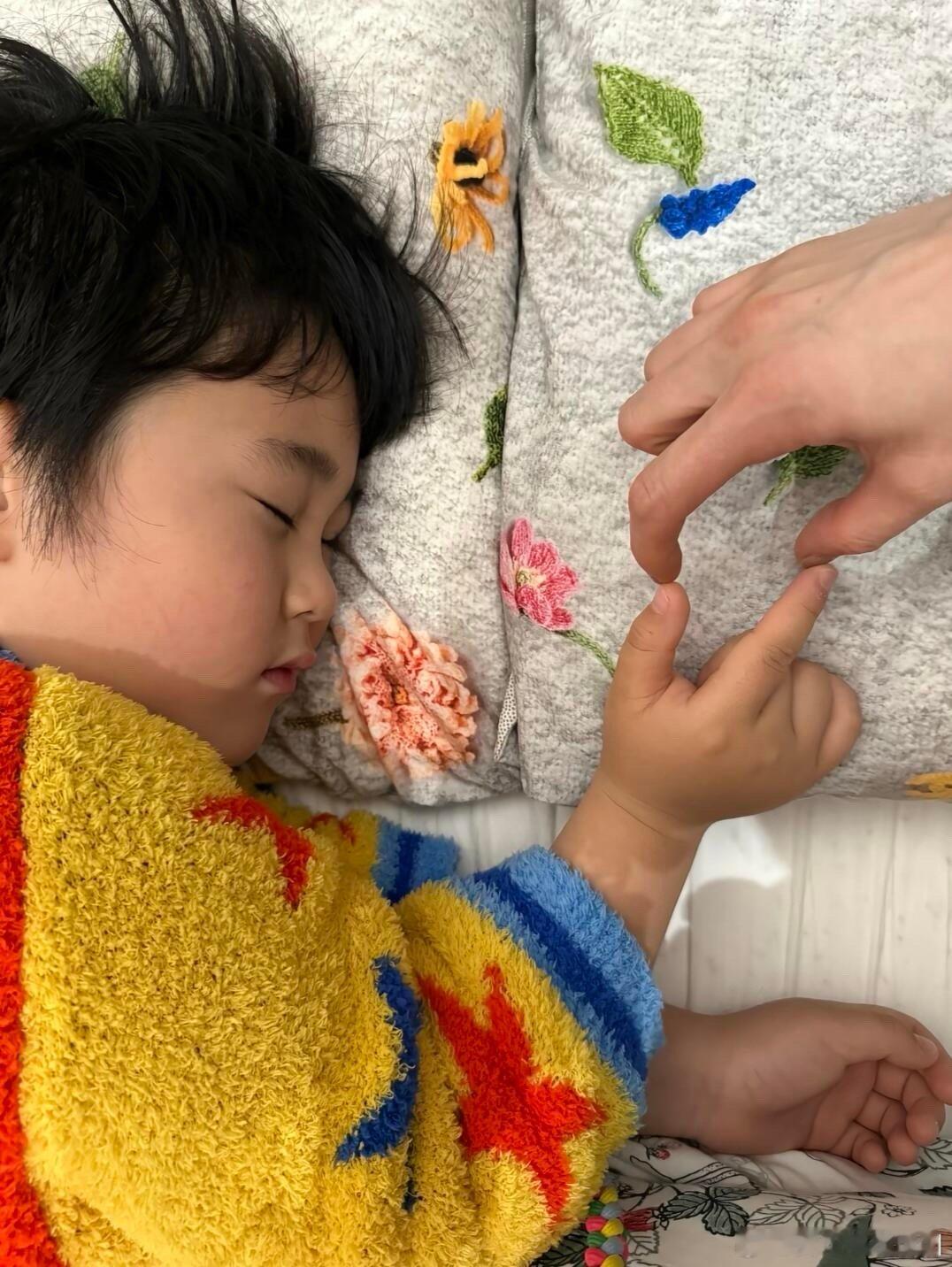 马立奥闭眼了也要又有比心呢～真是一块甜心小蛋糕呀ee看的心都要化了​​