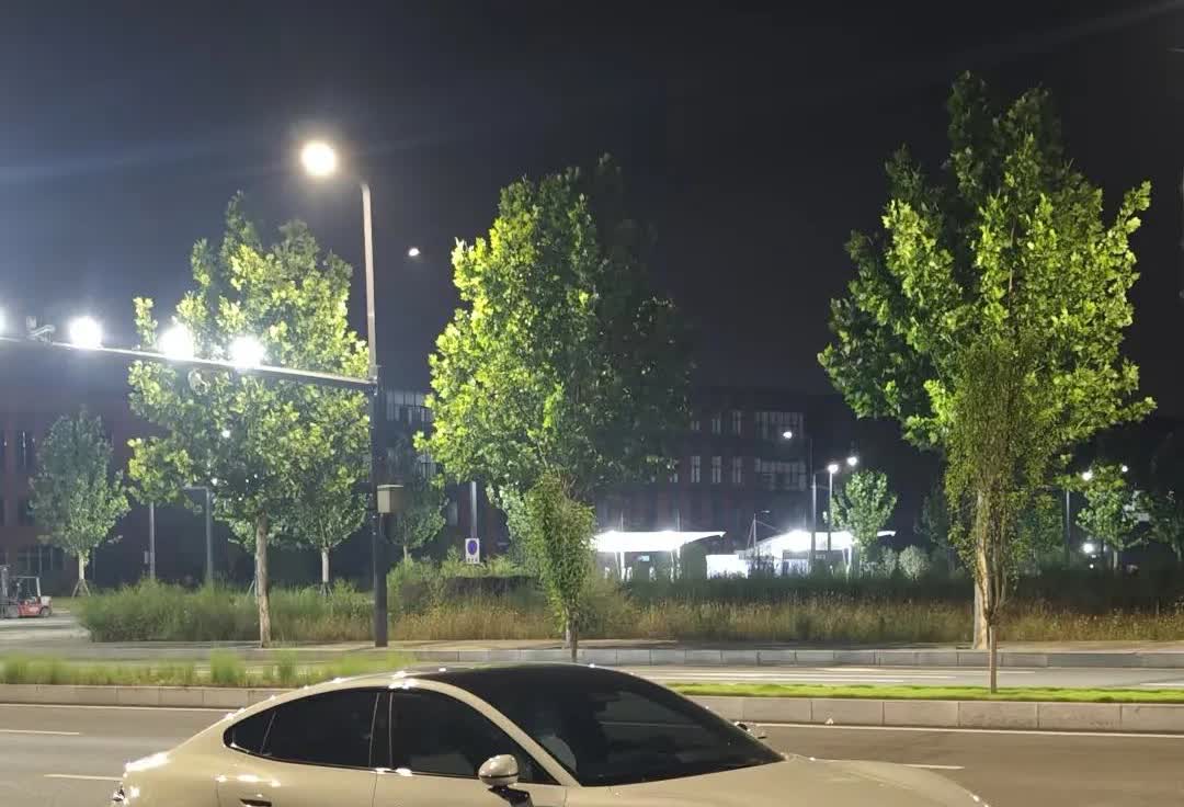 我突然发现，小米汽车有一点还是出乎我的意料了，昨天下班正打算走路回家，