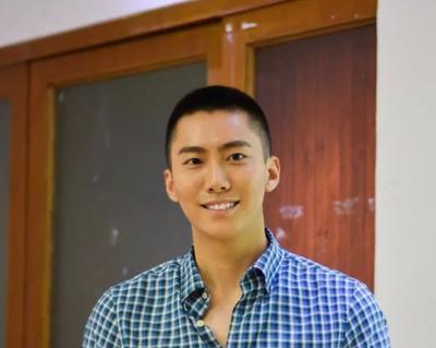清华保送，他直接撕了！全校老师集体血压飙升。18岁的李柘远把那张纸往垃圾