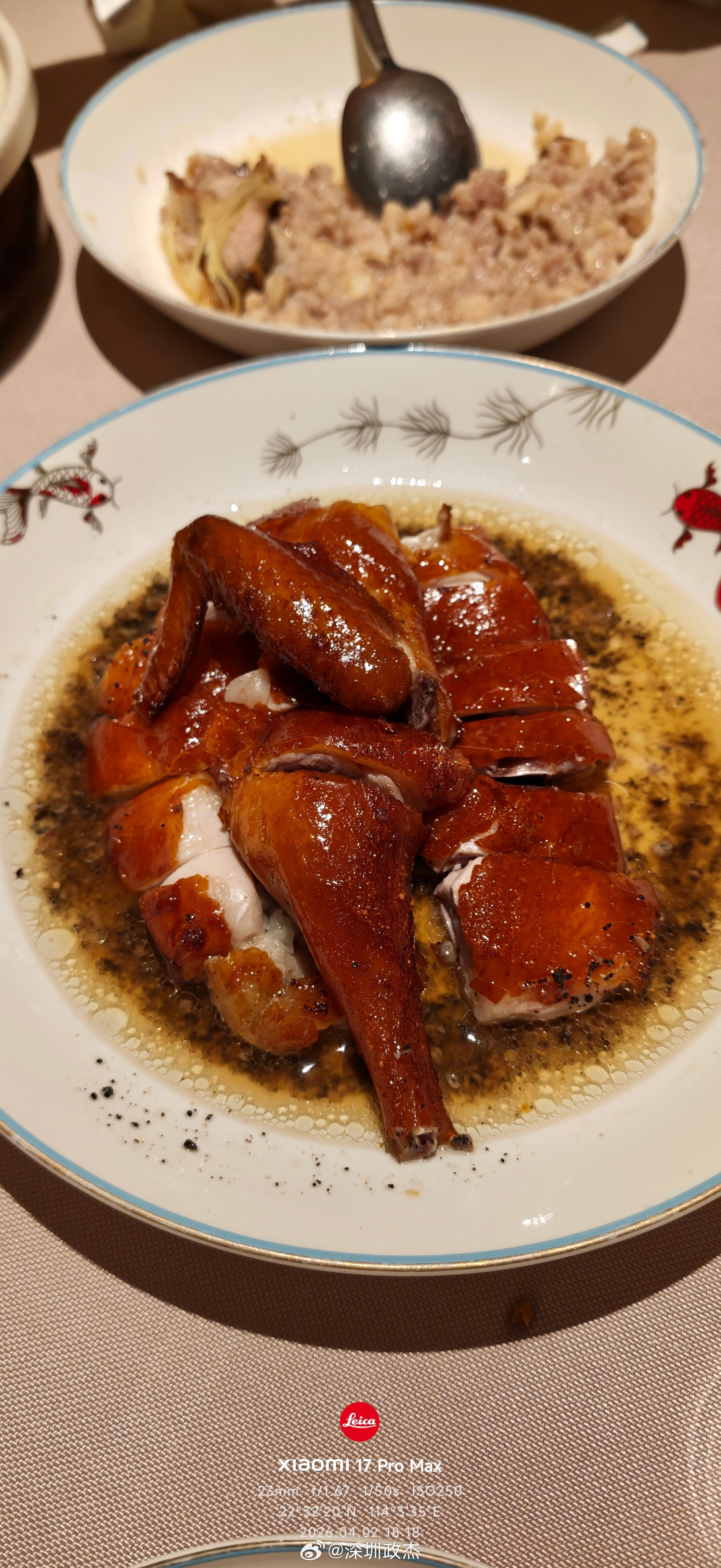 晚上吃小炳胜，推介的招牌是脆皮文昌鸡，咬一口皮是香脆的，肉质感不行软绵绵的。喊来