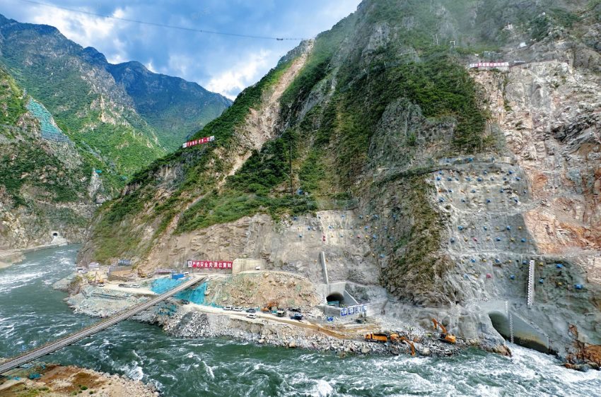 雅砻江上导流通 奠基截水建站大工程