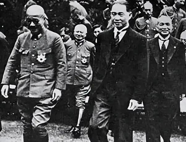 抗战时汪伪政府粮食部部长顾宝衡，因为贪污腐败，贪了日军和伪军的军粮，从白米改成糙