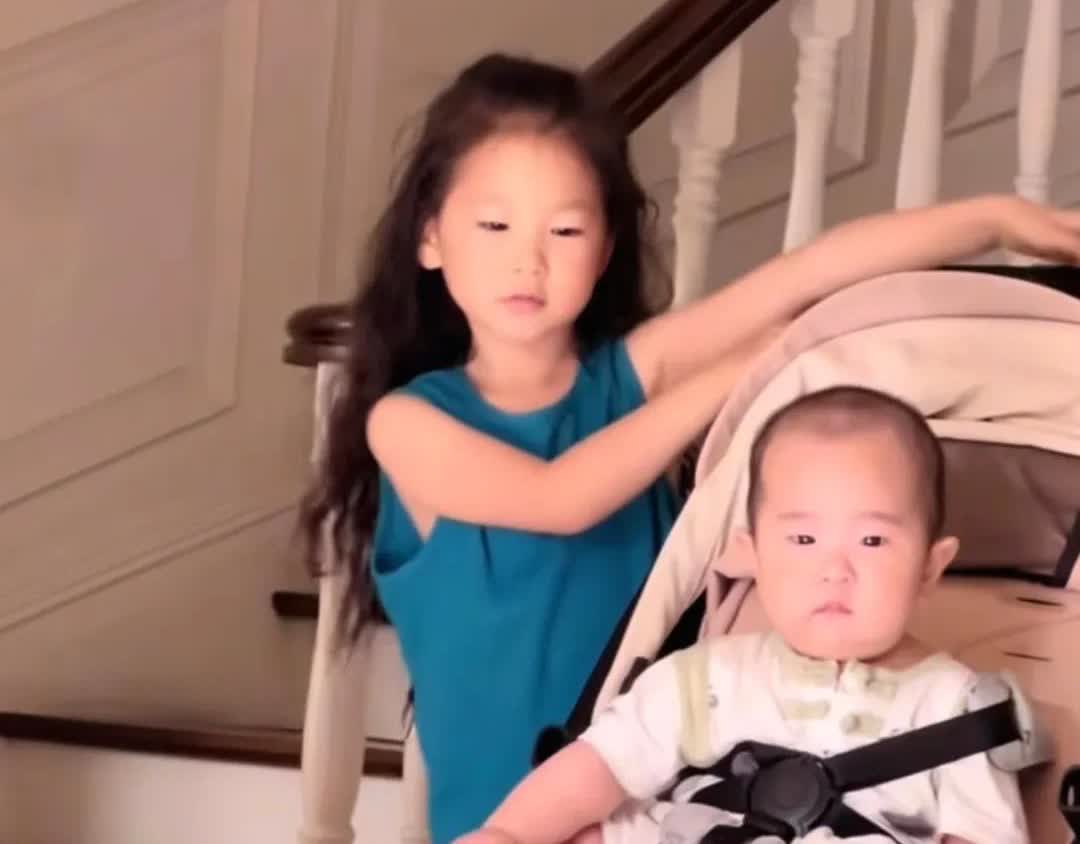 73岁张纪中晒两个女儿，4岁小花用婴儿车推着妹妹在客厅里玩，小龙珠已经坐的很稳了