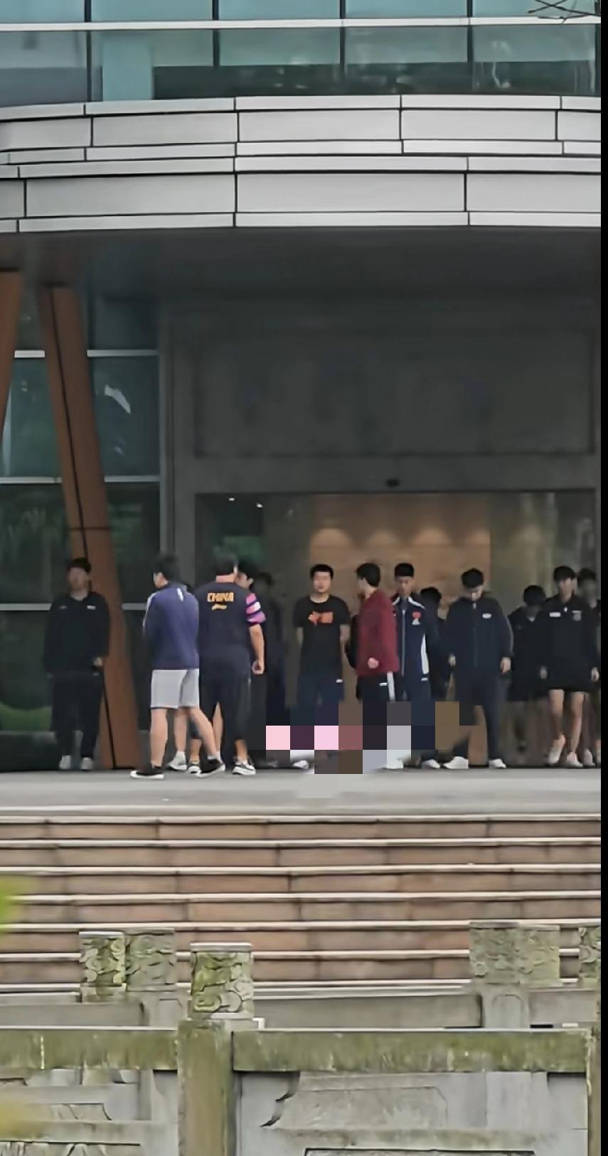 国乒成都封训早训集合名场面！来找找你家偶像在哪刷到国乒成都封训早训集合的路