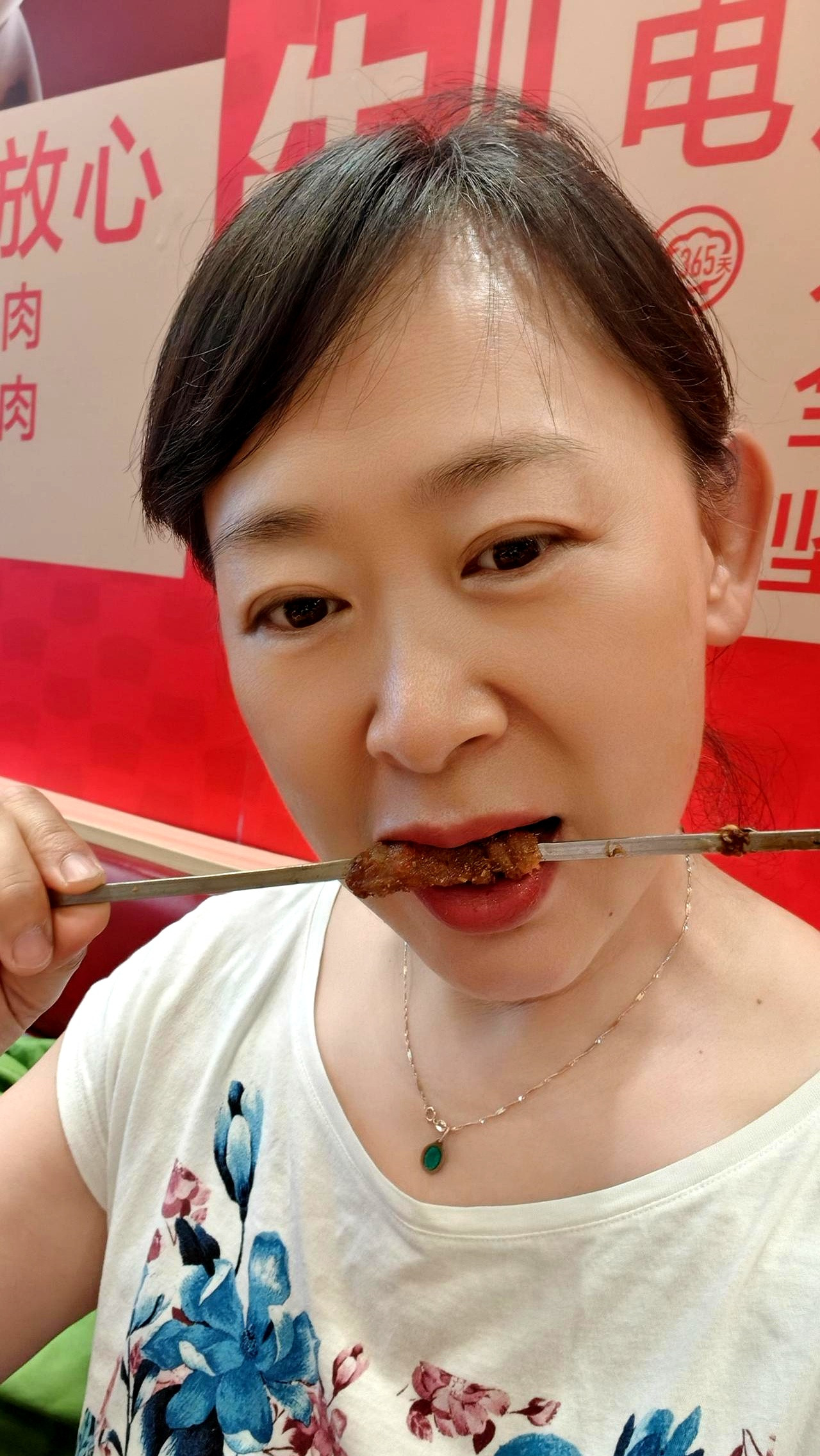 老爸退烧了，算是好消息吧。可晚上从医院出来，气氛依旧沉重。陪老妈回家吃饭，商量以