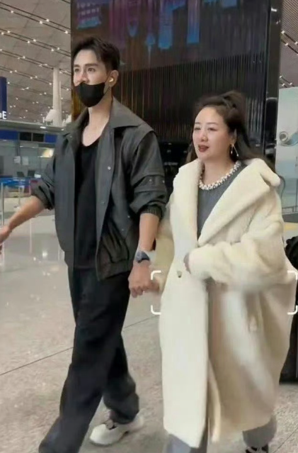 真爱是，无论妻多胖，都自豪地带她出门，展示她是我妻。经超做到了。​​​