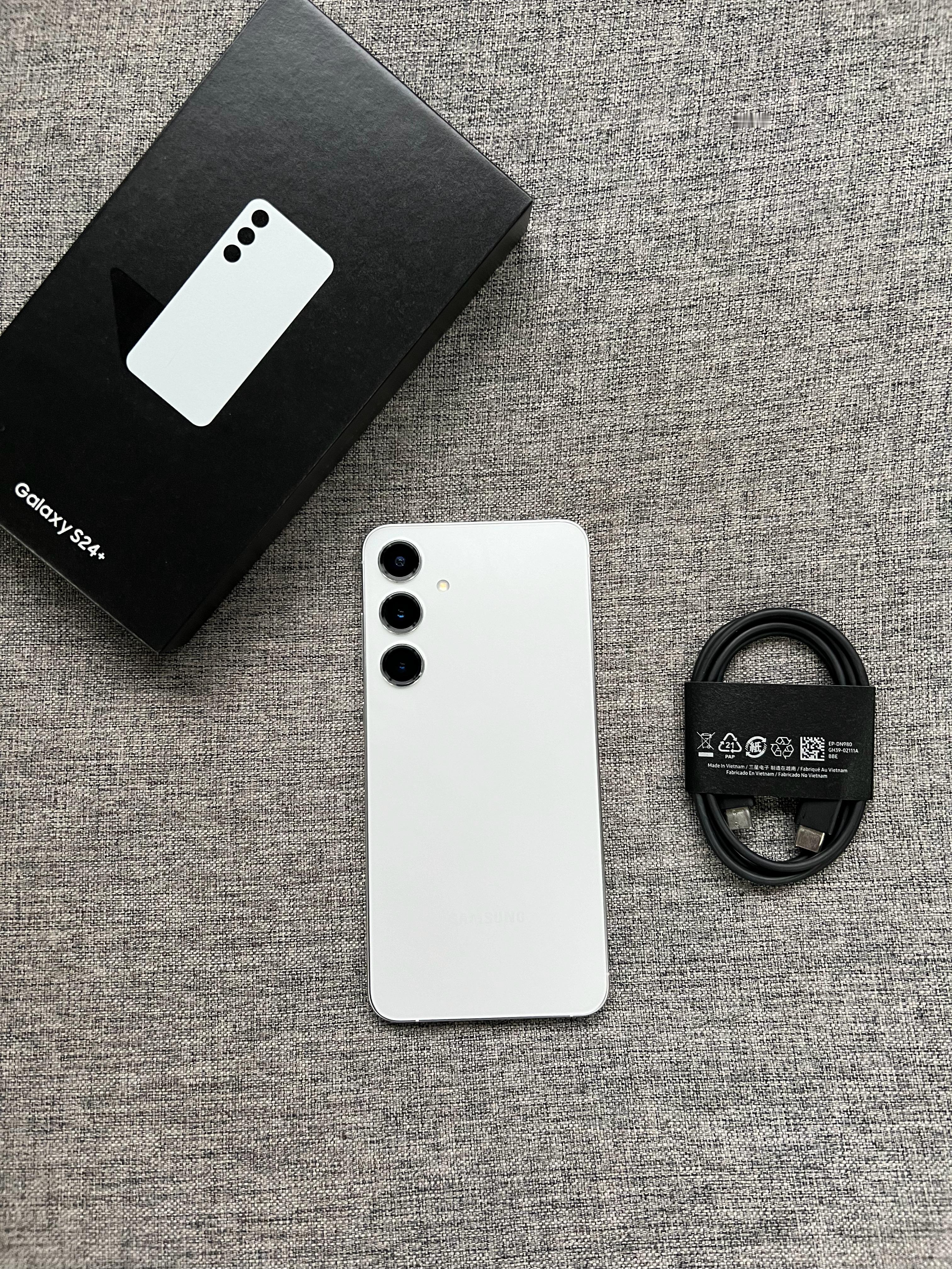 三星S24+12+512G雅岩灰，屏幕完美，中框轻微磕碰，盒子配件全套，非