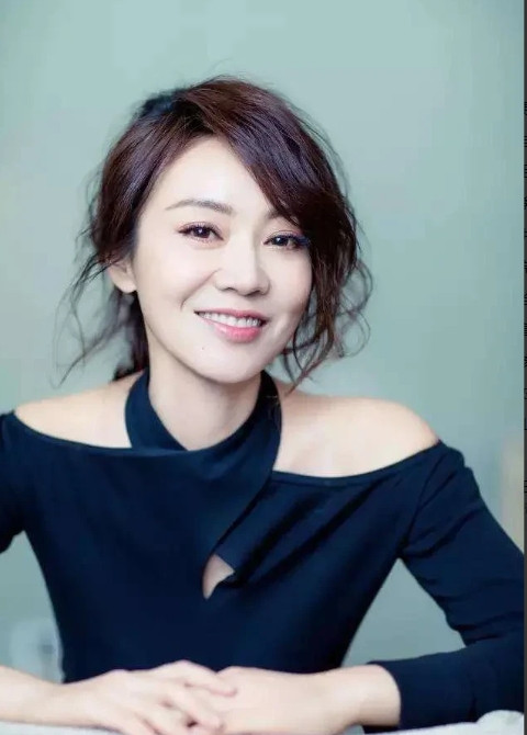 2004年，军人老公向闫妮提出离婚，把孩子、房产都留给了闫妮，还和她签了一份“君