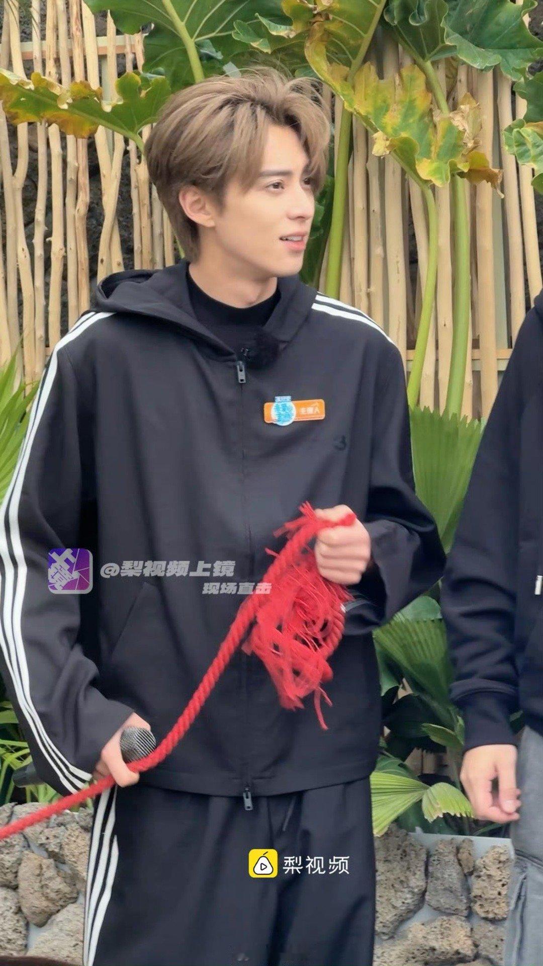 亲爱的客栈开业采访也太有梗了！王鹤棣约王传君被拒，理由竟是在家带娃，棣棣苦笑的样