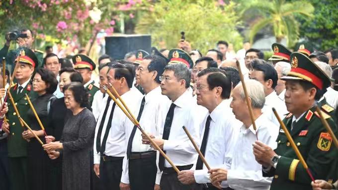 今天（7月6日）上午，越南总理黎明兴、原总理阮晋勇向已故一把手陈富上香缅怀。