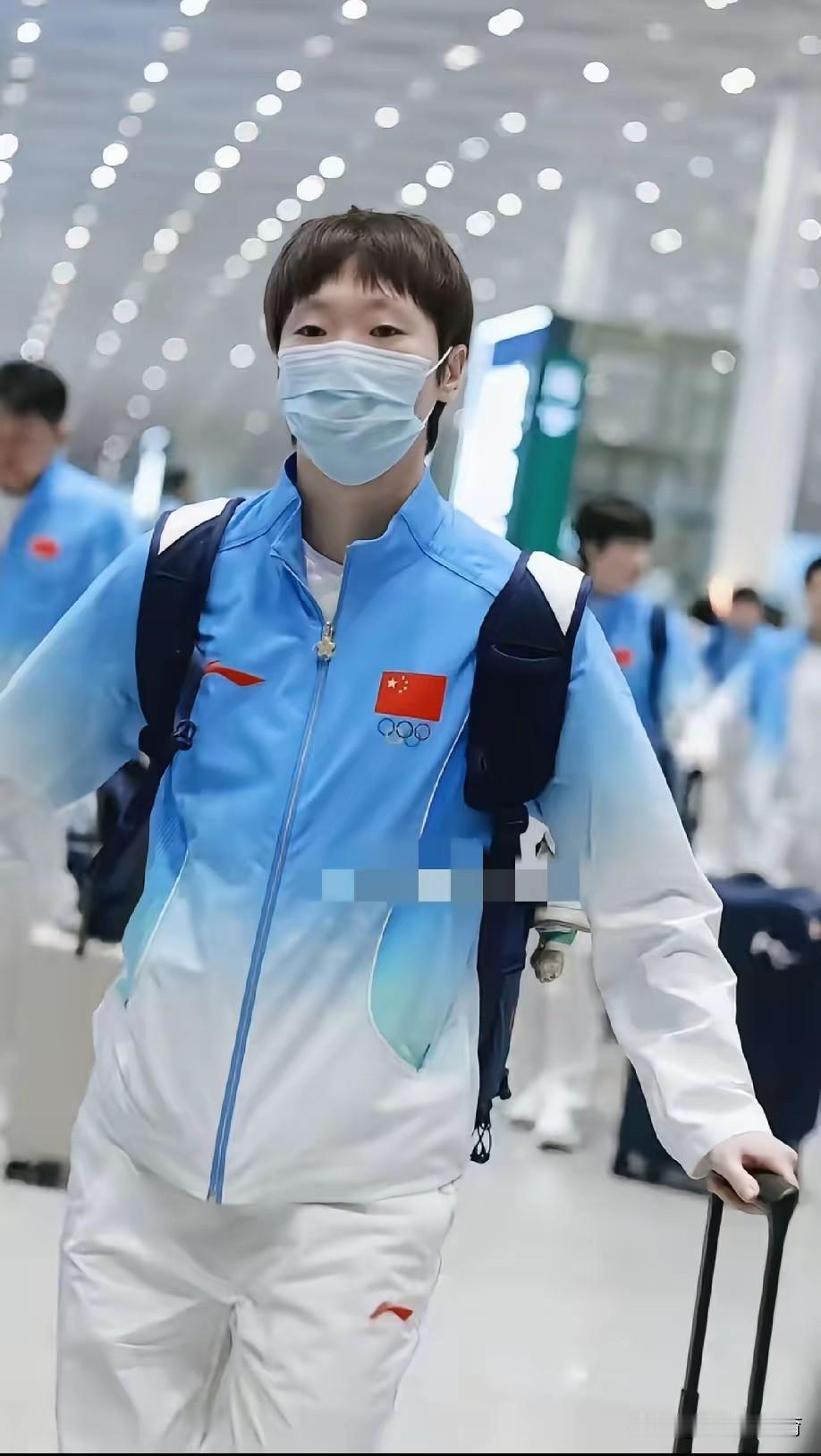 我真的被我闺蜜给逗乐了！就因为刷到王曼昱这身亚运队服，她直接气不打一处来！