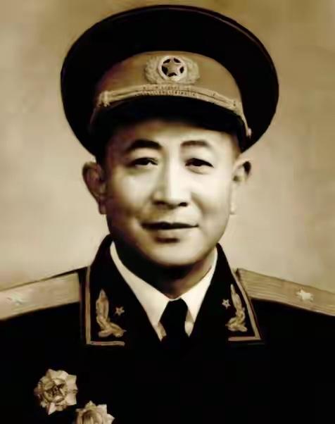 他是开国少将，建国后开会时两次被毛主席单独谈话，夸赞他作战勇猛、能打硬仗。谈话中