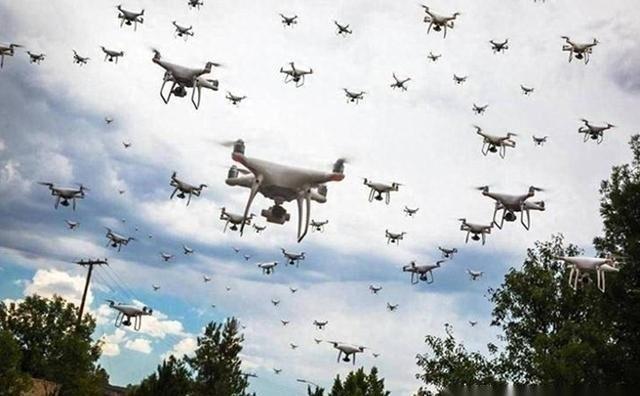 乌克兰这次算是下了血本，上千架无人机对着莫斯科连轰了三天三夜。本来指望靠“饱和式