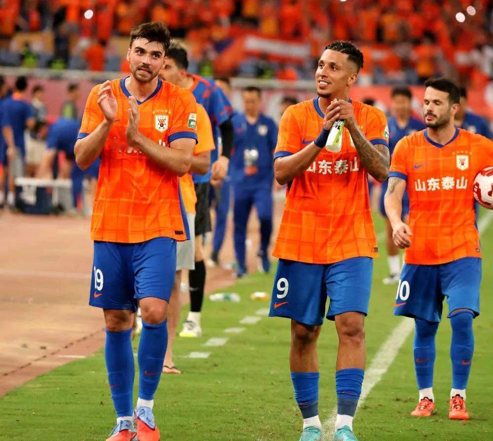 足球记者牛志明认为，大部分中超球队的球迷没有资格说山东泰山踢球不干净。在足协公