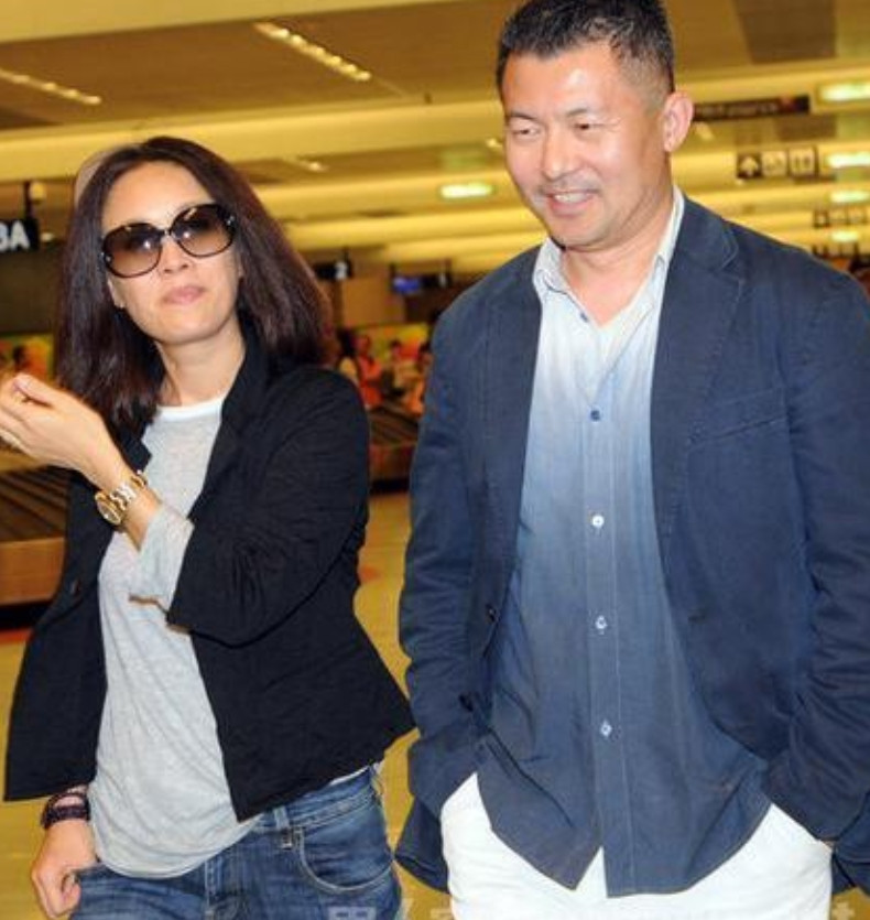 那英说:“我女儿真的很贱，有一次，当着我现任老公的面，就问她哥哥:为什么你姓高
