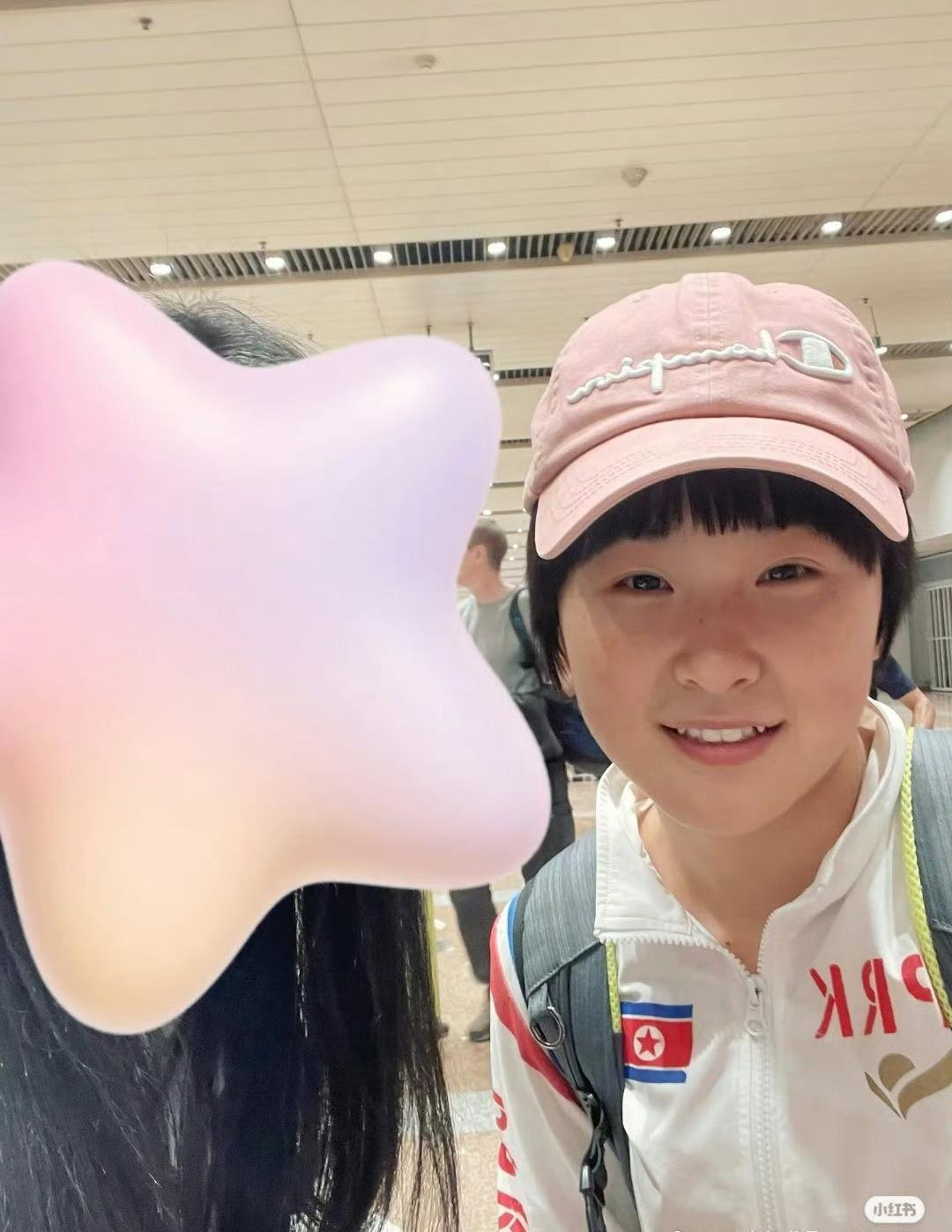 朝鲜队出发2025年国际乒联亚锦赛！这是机场上赶飞机的金琴英！朝鲜队男团派出
