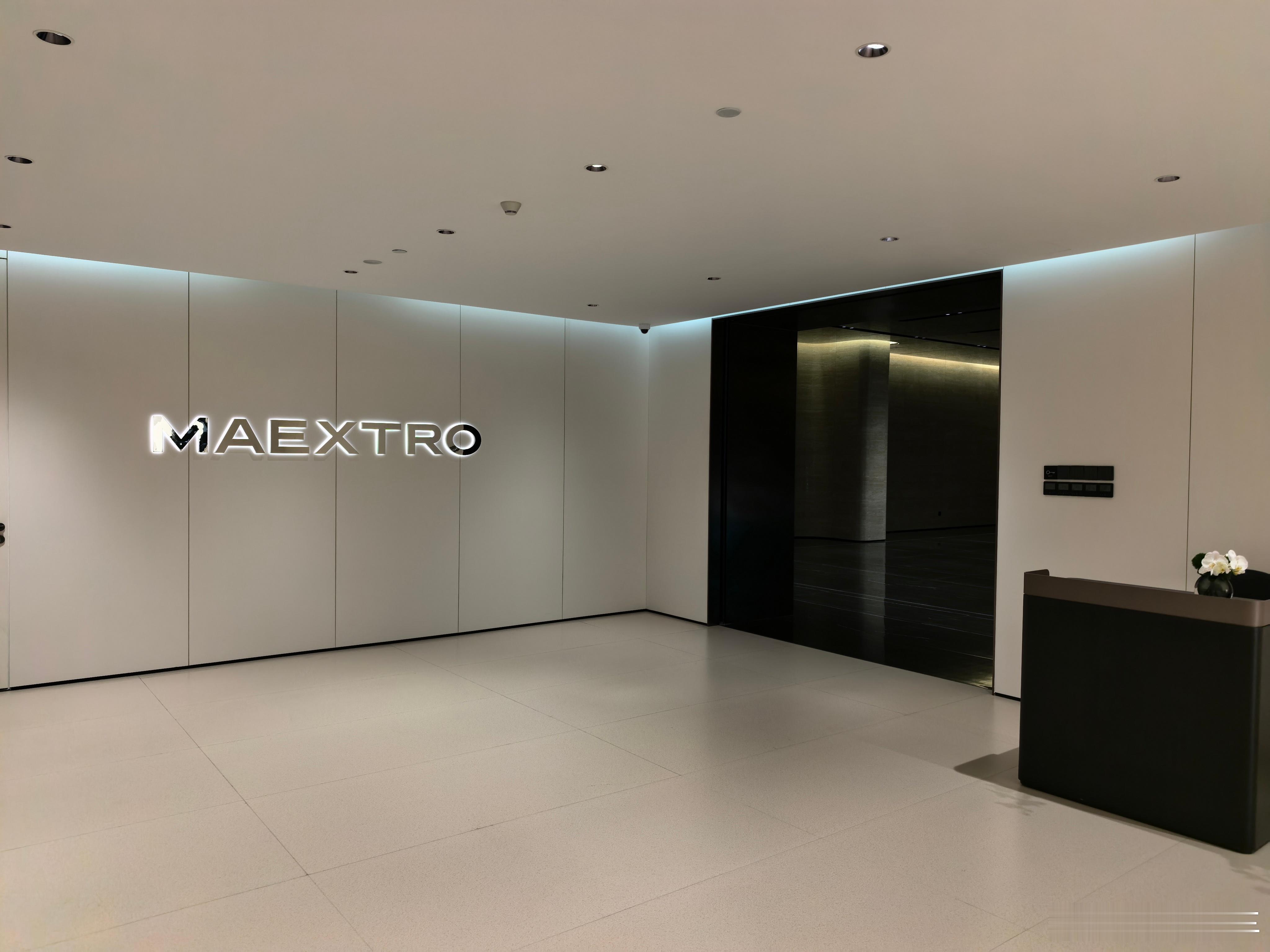 今天路过一家比较新的鸿蒙智行门店，尊界专属展厅内虽然目前只有一台展车，但整个位置