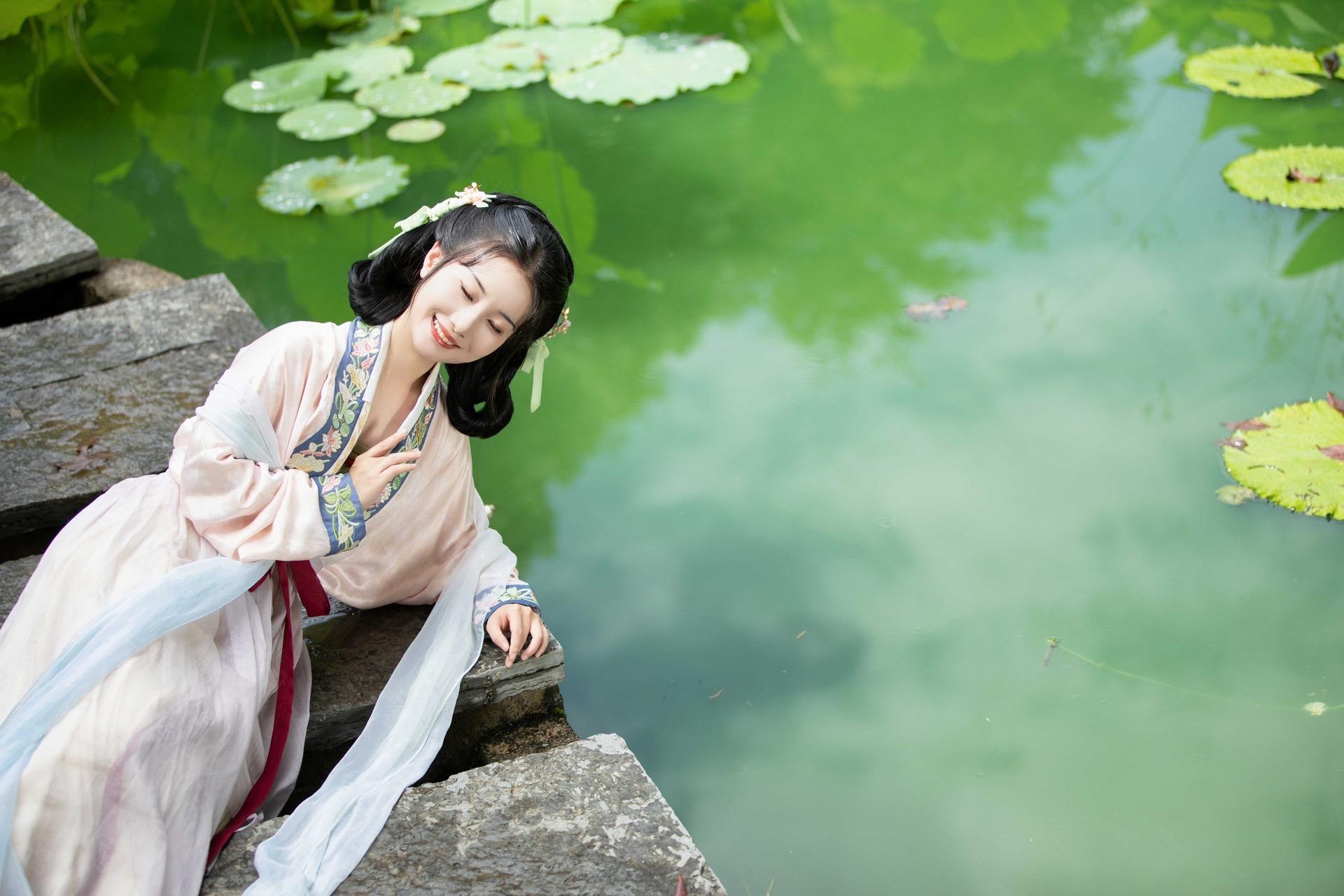 风吹荷花香，但惜夏日长。汉服小姐姐