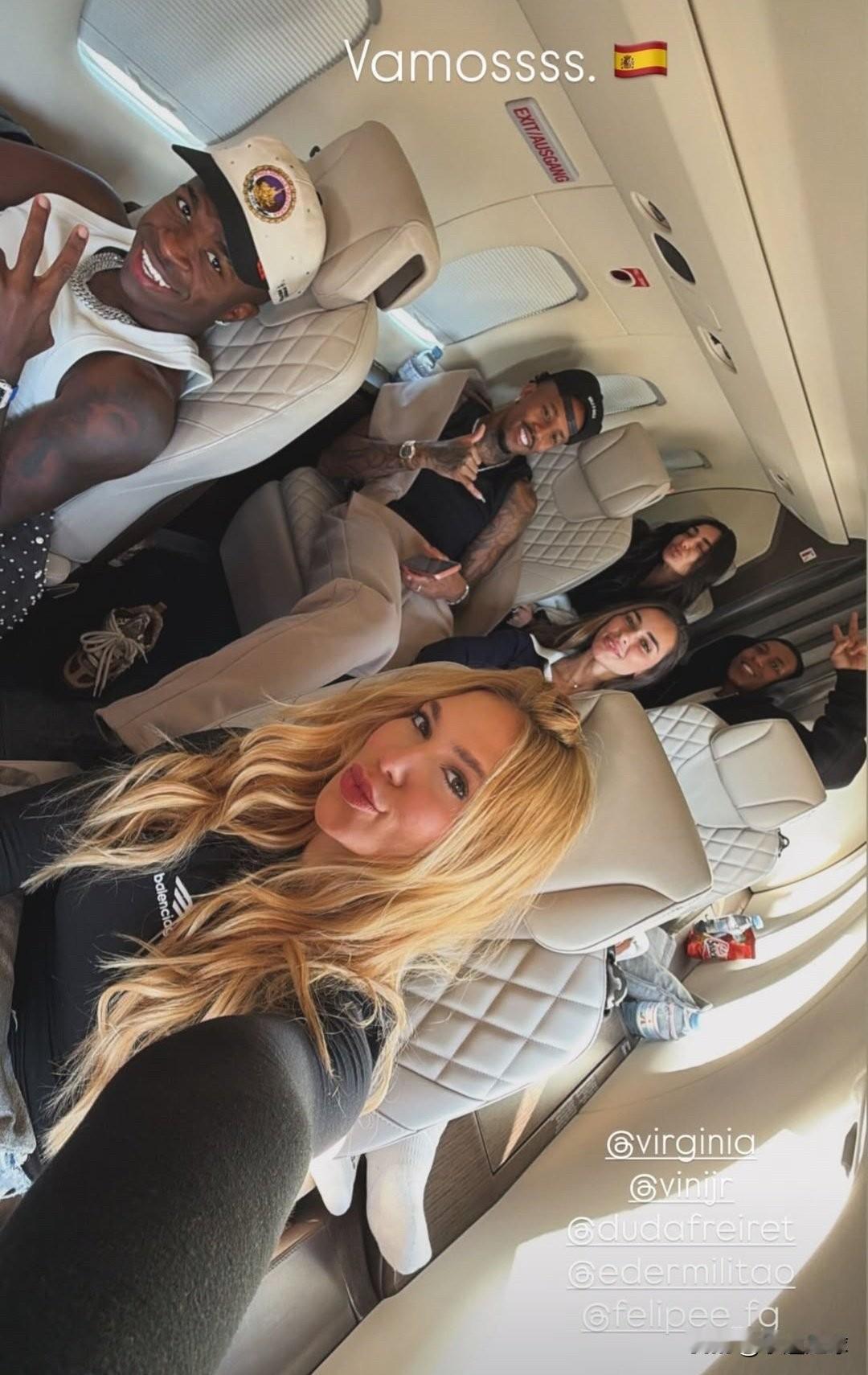 维尼修斯和米利唐返回马德里✈️🇪🇸目前维尼修斯与主帅有分歧,他觉得自己并