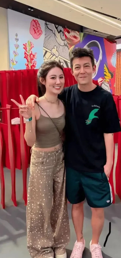 陈冠希旁边这个小姐姐长得好漂亮啊，就是想不起来叫什么名字了啊。[哈哈笑][哈哈笑