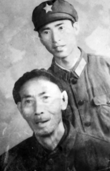 1976年，一名老人在北京军事博物馆参观时，看着四下无人，偷偷摸了一下文物，被工