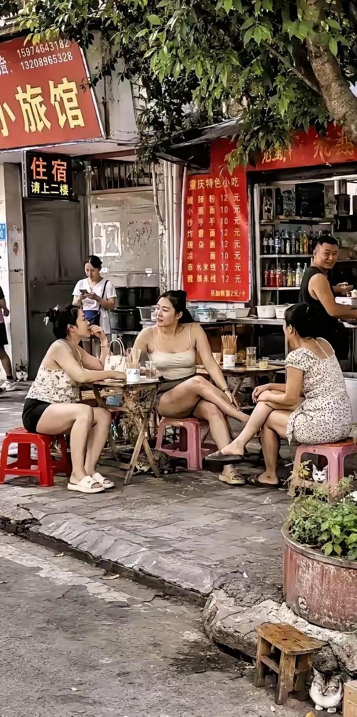 刚刷到重庆路边那三个吃小面的姑娘，坐在塑料板凳上，汤溅到袖子也不擦，笑得敞亮，旁