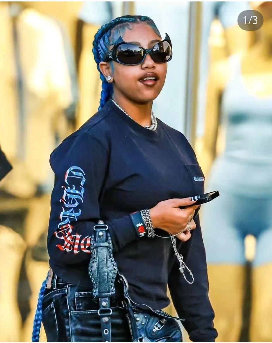 Kanye侃爷的12岁女儿小西北，看起来是非常有个性的小孩儿。继承了爸爸的美貌和