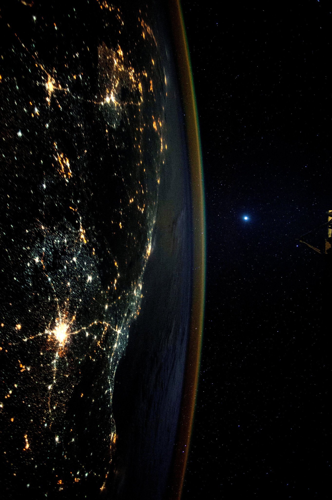 从国际空间站拍摄的金星与夜间地球的对比​​​