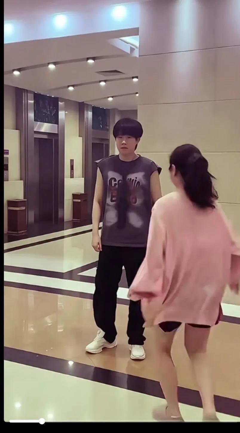 主打一个男女授受不亲这距离拉的是有多远[捂脸哭]，除了莎宝谁也近不了他的身[狗头