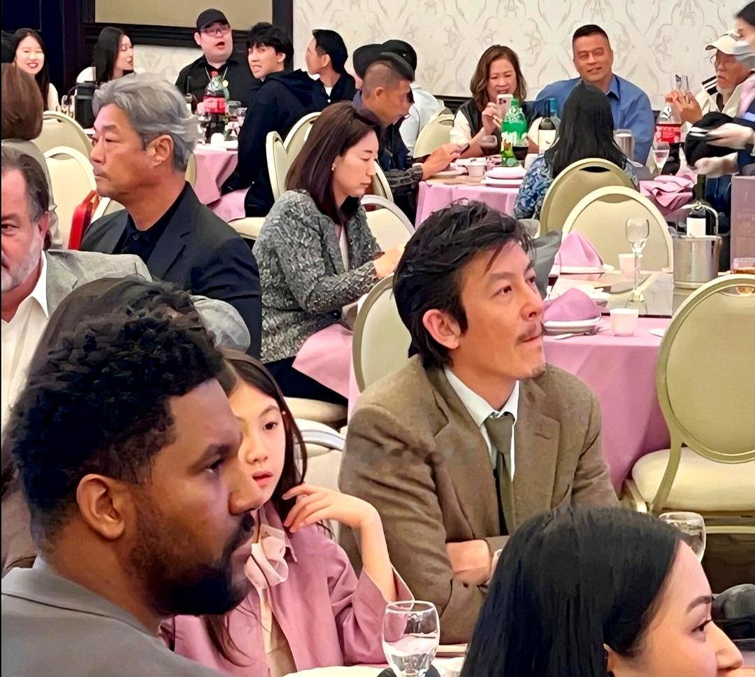 45岁陈冠希，八字胡配西装，在洛杉矶喜宴被逮个正着。有人笑他像赵本山，有人夸他帅