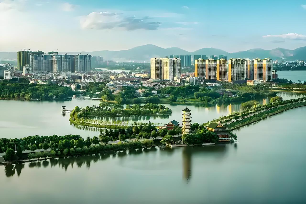 黄石大冶最繁华的地方，万和路和吾悦广场商潮步行街都很有竞争力。万和路见证了大冶