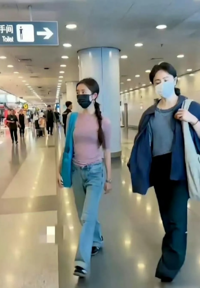 黄多多的身材体态真好，腕线都过档了​​​