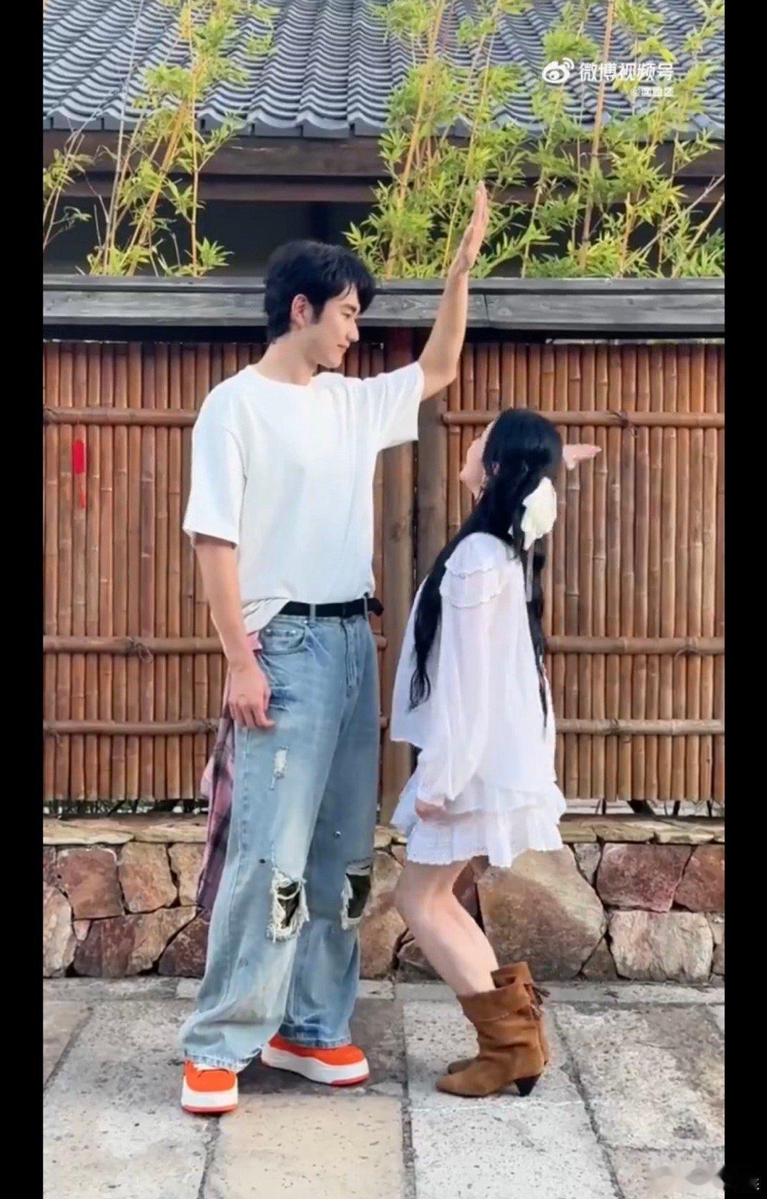 金莎孙丞潇有夫妻相了金莎晒和孙丞潇合拍视频，结尾相拥微笑的画面太戳人！两人笑起