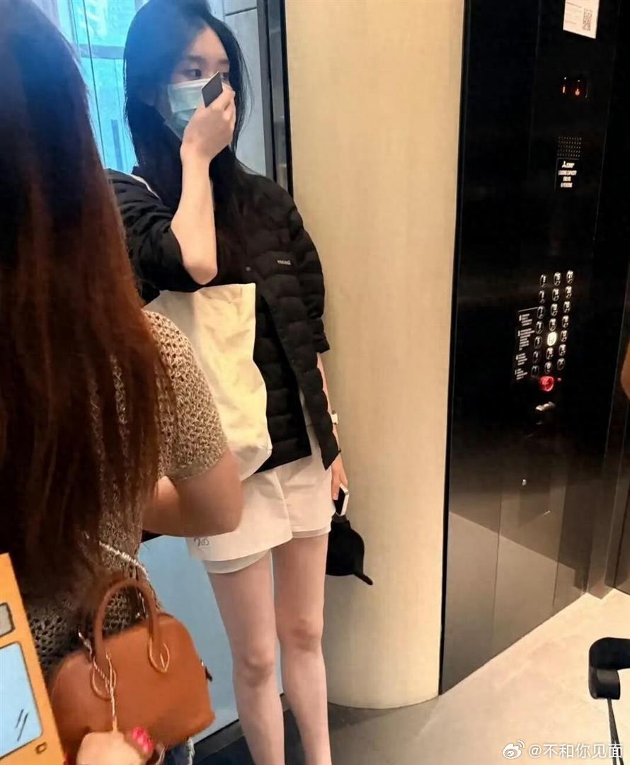 奚梦瑶新加坡酒店被偶遇，黑羽绒服大长腿白到发光超模气场全开