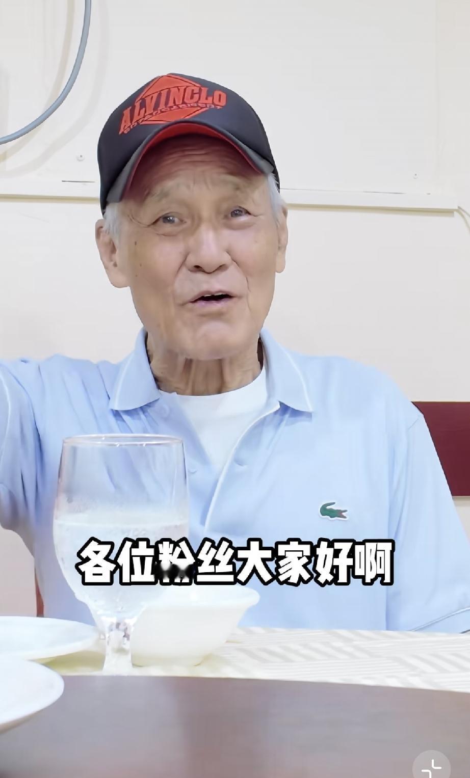 8月7日，陈惠敏罕见露面向粉丝问好，好久不见了，80岁的他头发全白了，整个人老态