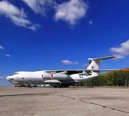 东方大国太聪明了：趁着俄罗斯武器滞销，一口气订购20架大飞机俄罗斯武器出口