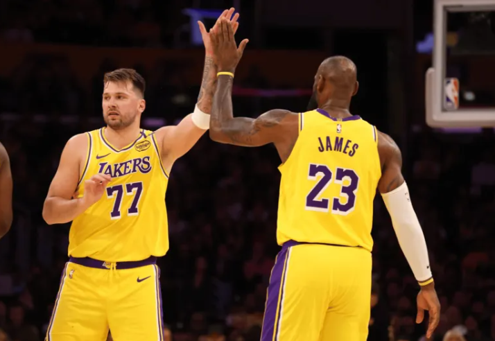 某媒更新动态，晒出湖人队史场均得分榜：1、卢卡-东契奇30.7分2、杰里-