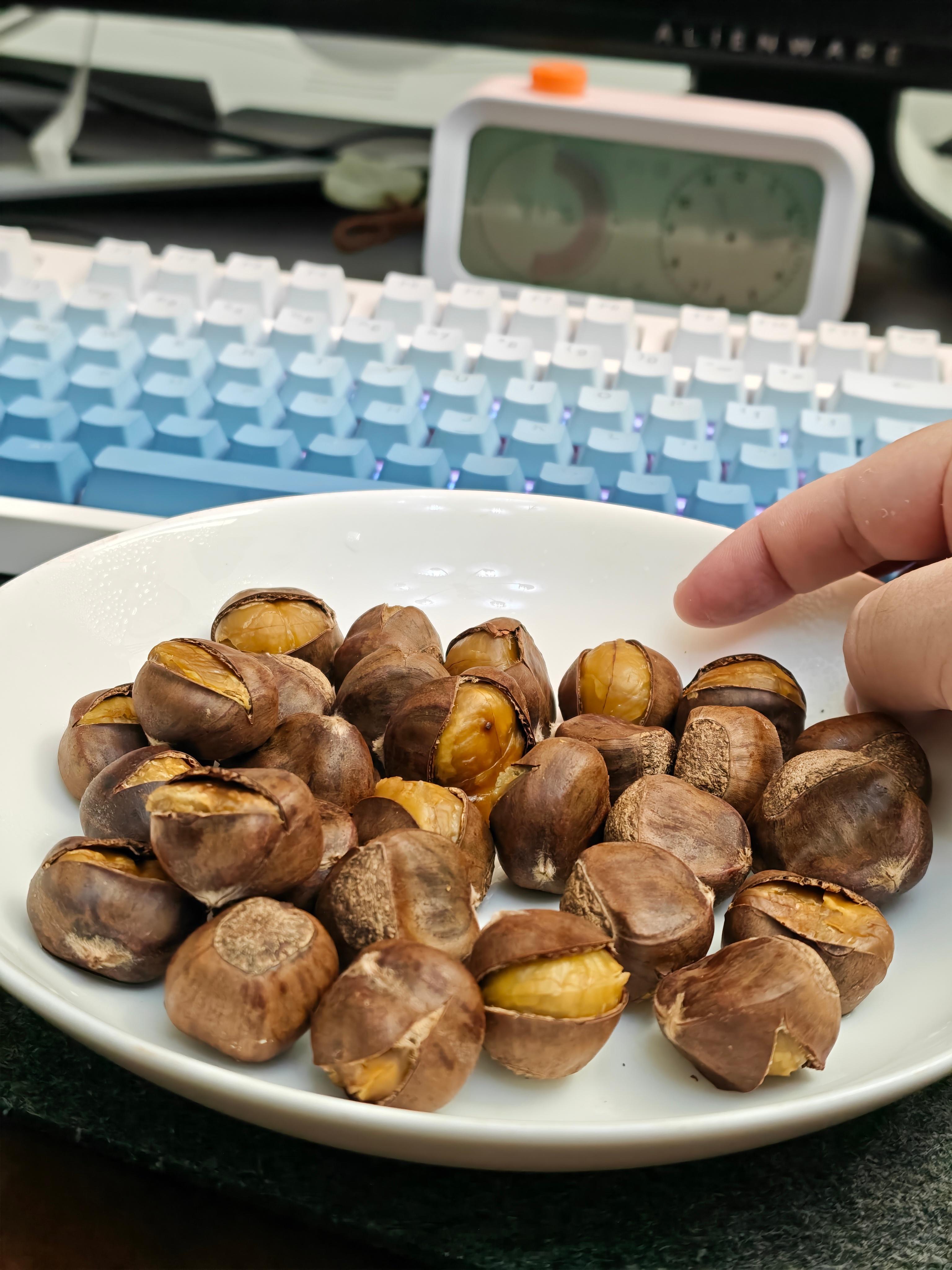 我弄了一份深夜烤板栗！补啊，真补。今晚要研究得很晚，2026要来了。