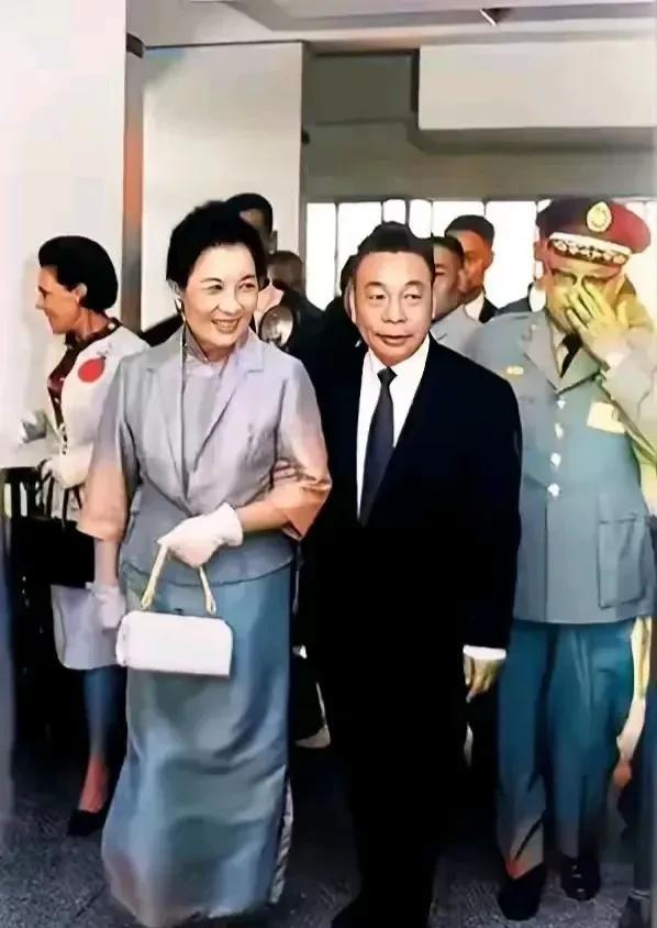 60年代，蒋经国搀着宋美龄出席活动，俩人看起来比亲娘俩还亲。众所周知，宋美龄和