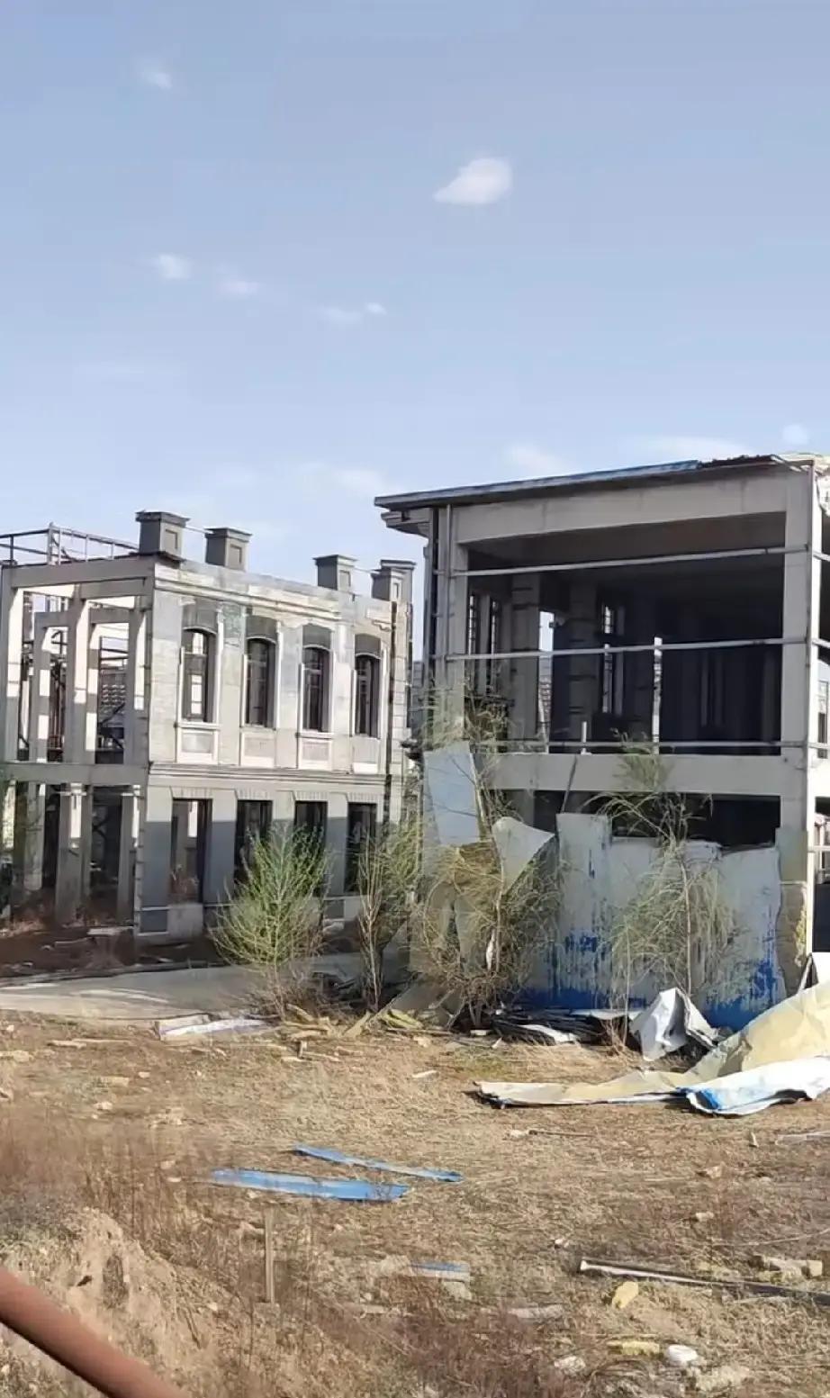 张艺谋在大同搭的悬崖之上片场，现在杂草长得比人高。我上周路过，雪村布景只剩半截