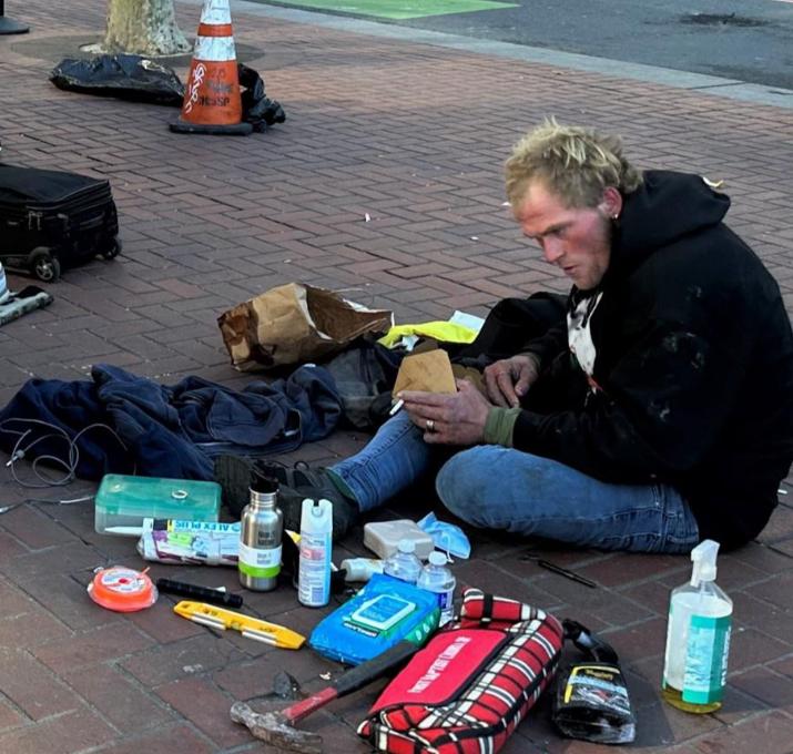 为什么美国会有一大堆的流浪汉？说白了，这其实与美国的政策有关，美国跟中国完全