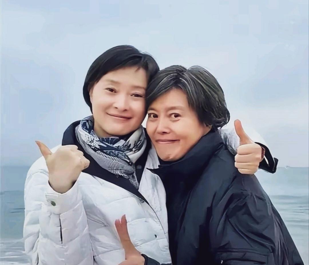 吴越丁嘉丽同框画面，两个都是感情上受过伤害的女人！看丁嘉丽的眼神多么坚定。吴越有