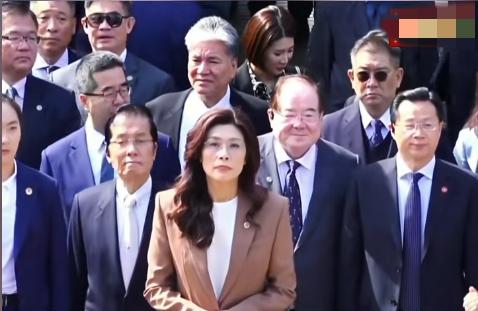 中国国民党主席郑丽文一大早就前往中山陵，祭拜民主革命的先行者孙中山先生，这是历任