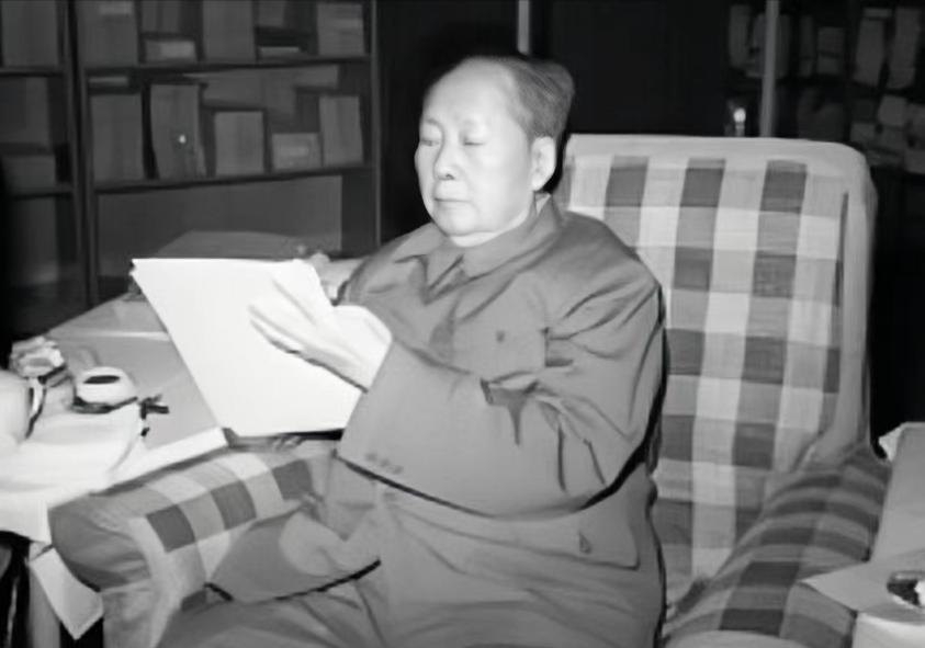 1976年，毛主席过的除夕，晚餐就是一条鱼，没吃几口便不吃了。晚年的毛主席，很孤