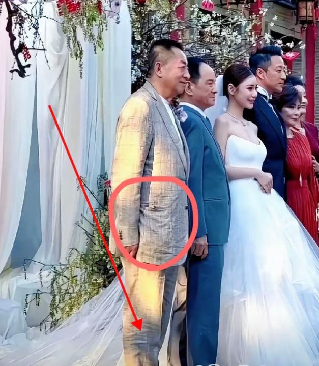 汪小菲的父亲是渣父渣夫天花板很多人都觉得汪小菲软弱，缺乏大男子气概，所以才会被