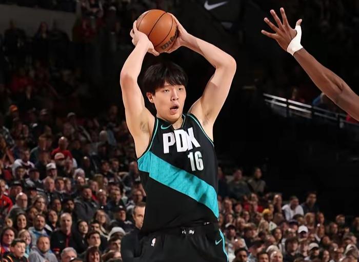 杨瀚森三分开挂再砍8分，NBA生涯总得分超越周琦。中国球员NBA总得分最新排名：