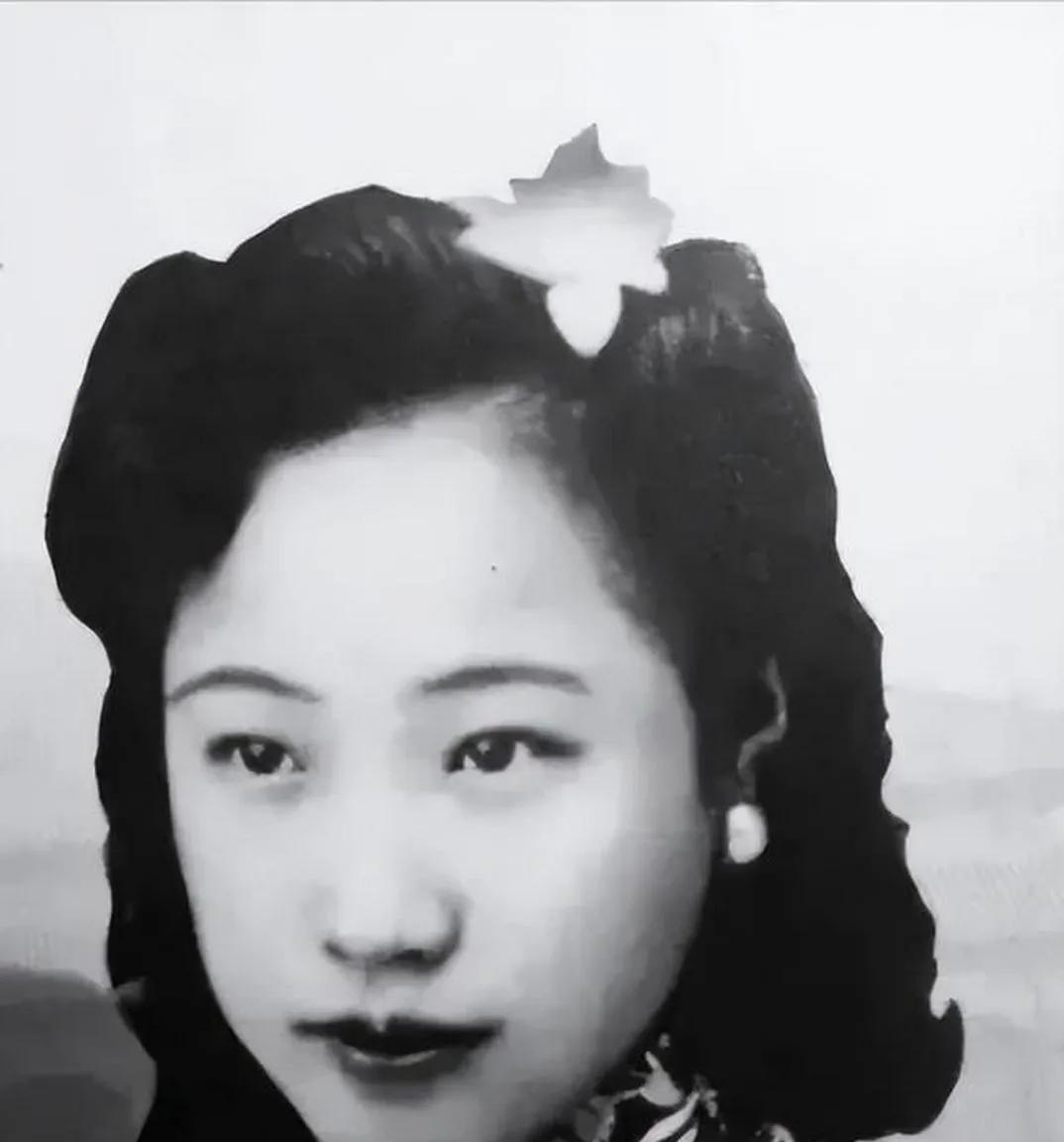 1960年，周总理请溥仪吃饭。吃饭时，溥仪不时瞄着旁边坐的一位女士。这时，没想到