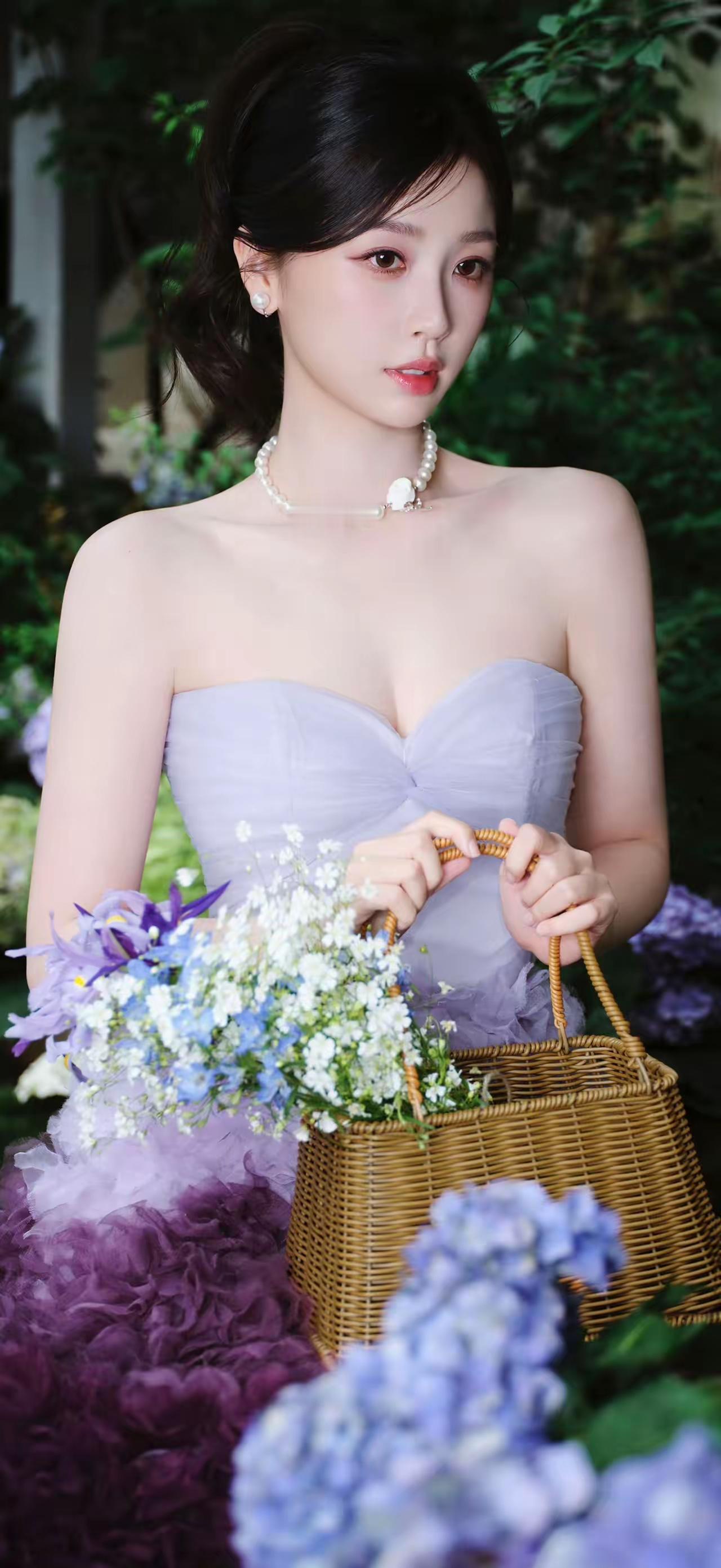 美女壁纸～虞书欣，一袭渐变紫纱裙，将浪漫与温柔揉进春日花园。抹胸设计勾勒精致肩线