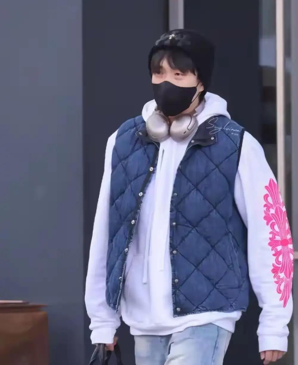 大头手腕肿得跟馒头似的，照样站上乒超赛场。票卖光，热搜爆，王励勤嘴上说谢谢，心里