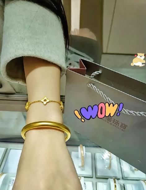 看武汉的新闻了吗？赶紧把脖子上的，手上的金链子摘了吧，听我的，真不是开玩笑。